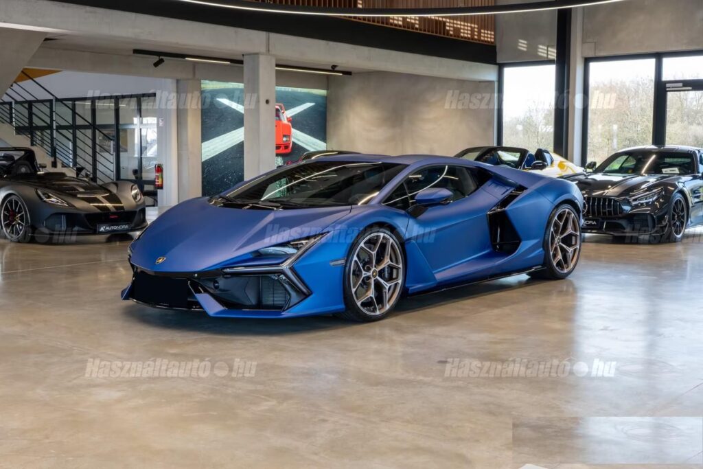 LAMBORGHINI REVUELTO