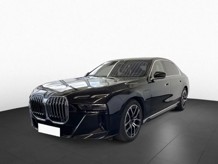 Használt BMW 750 (2025, kék)