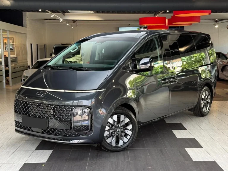 Használt Hyundai Staria (2023, szürke)