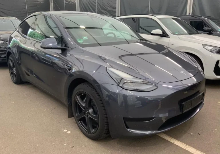 Használt Tesla Model Y (2023, szürke)