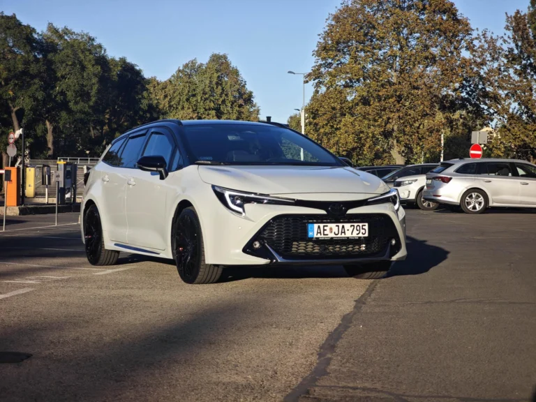 Használt Toyota Corolla (2024, szürke)