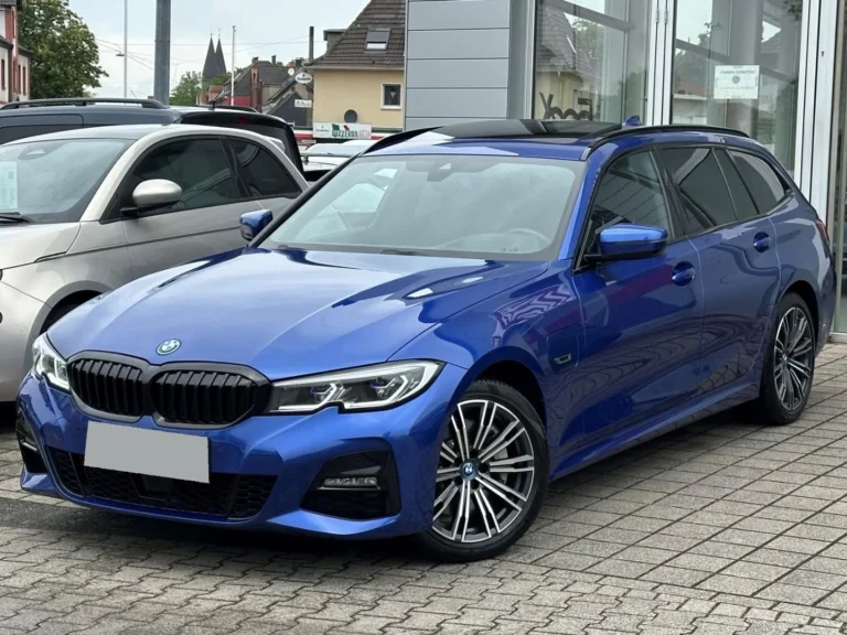 Használt BMW 330 (2022, kék)