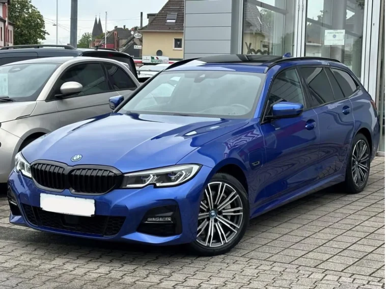 Használt BMW 330 (2022, kék)