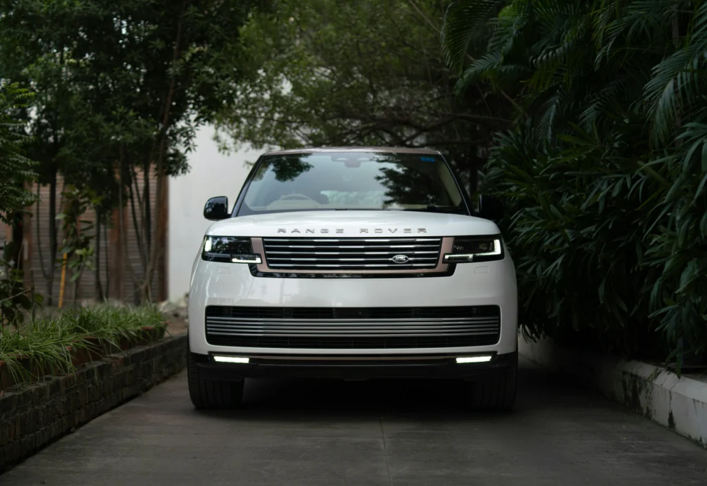 Fehér Range Rover erdei behájtón